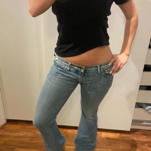 Blå lågmidjade  jeans från Replay - Snygga blå jeans från Replay med bootcut-stil och låg midja. Super snygga till massor av tillfällen!! De är köpta från Vinted, men de passade mig tyvärr inte. Midjemått är ca43cm (en sida) och de har ett hål men den synens inte när de är på och går att sy igen. Skriv om frågor 💕💕💕 pris kan diskuteras vid snabbt köp 