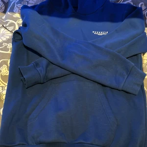 Blå hoodie från McKenzie - Säljer en snygg blå hoodie från McKenzie. Tröjan är i storlek 13-15år och är knappt använd