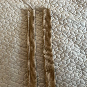 Beige stickade benvärmare  - Säljer ett par långa beige stickade benvärmare. De har en ribbad design vilket gör de väldigt bekväma. Perfekta för att hålla värmen under kyliga dagar. 🤎Alla pris kan diskuteras!