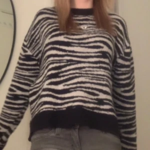 mönster tröja - zebra mönstrad tröja, lite nopprig. storlek S tror jag. ❤️