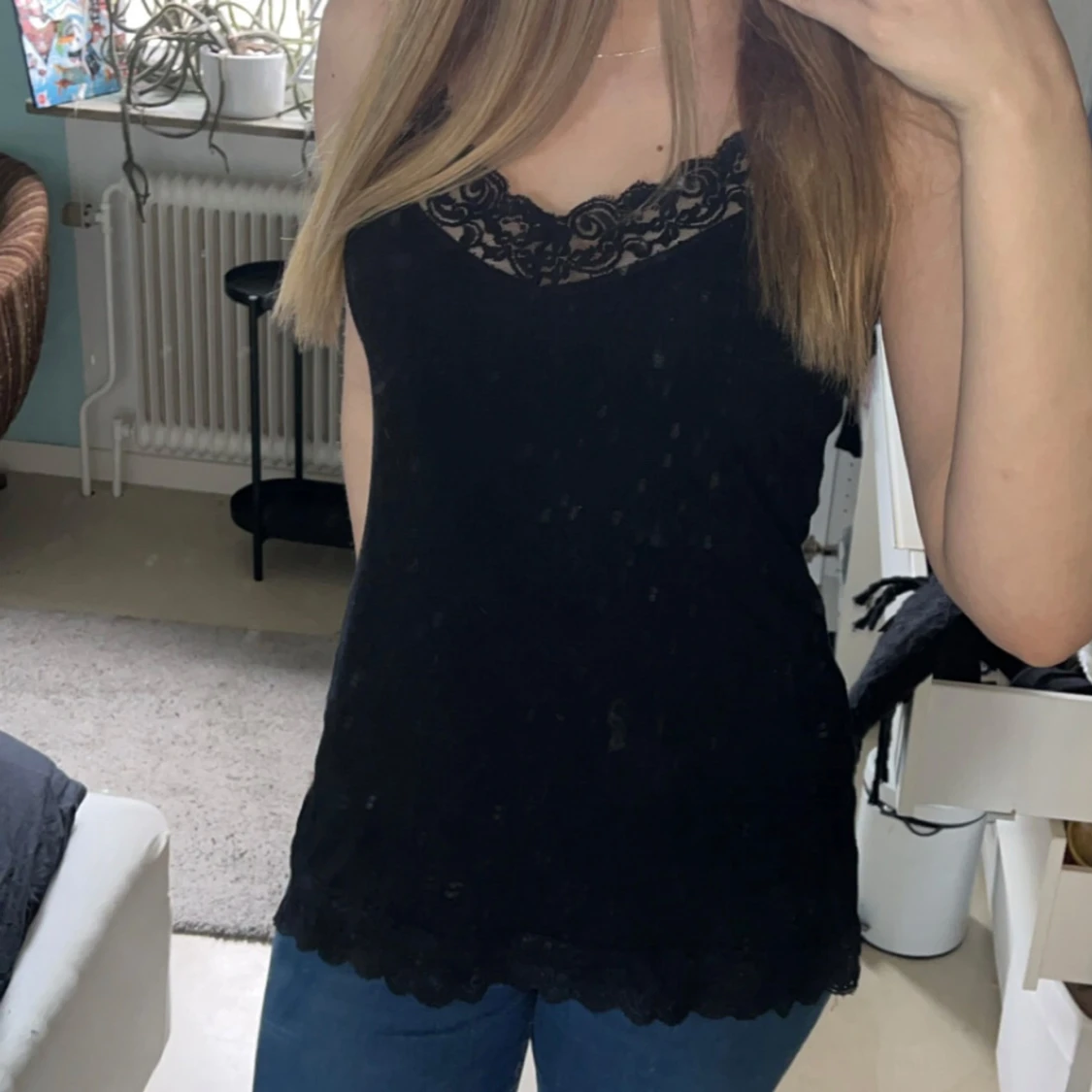 Svart linne med spetsdetaljer från Vero Moda