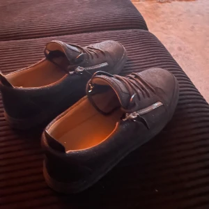 Svarta Giuseppe Zanotti skor - Bra skick utan några skador, använt i ca 4 månader. Skriv till mig för fler bilder och tankar