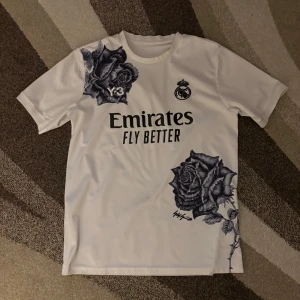 Real Madrid Y-3 Tröja vit - Denna är tröja är som ny utan någon skada. Tröjan är storlek L med är lite mindre så man kan säga att den är M/L. Vid snabb affär kan pris diskuteras. Några frågor är de bara att skriva