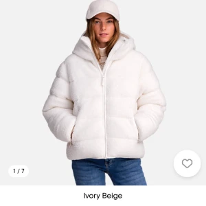 Jätte snygg varm vinterjacka  - Snygg och mysig ivory beige pufferjacka med dragkedja och huva.