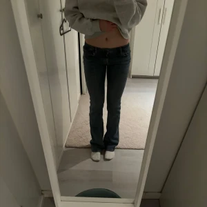 Blå jeans från Zara - Säljer ett par snygga blå jeans från Zara. De är flare och lågmidjade, samt jättebra skick ❤️❤️