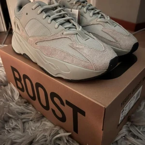 Adidas Yeezy Boost 700 ”Salt” - Helt oanvända, köpta på adidas confirmed appen