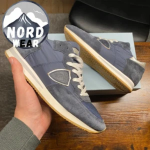 Philippe model trainers - Snygga Philippe Model sneakers i marinblå mocka i toppskick | Perfekta för både vardag och fest! Bara skorna medföljer | Storlek 39 men sitter som 40 | Kom PM för fler frågor💫