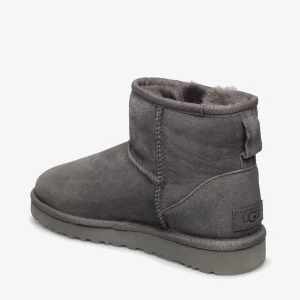 UGGs Grå - Äkta gråa Uggs i storlek 37. De är använda sparsamt under 1 säsong och är därför i väldigt fint skick utanpå och innuti. Skorna är fortfarande fluffiga inuti och ser egentligen helt nya ut på alla sätt förutom få vattenfläckar. Kontakta mig för fler bilder eller om du har andra frågor 😊