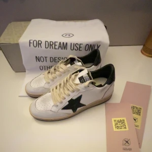 Golden Goose skor - Helt oanvända vita golden goose skor. Har med paket, dustbag och qr kod. Pristet kan diskuteras vid snabb affär.