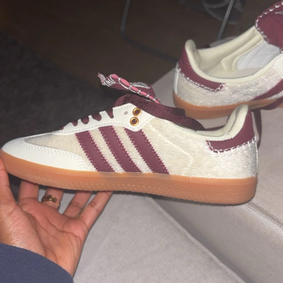 Adidas sneakers med vinröda detaljer - 90