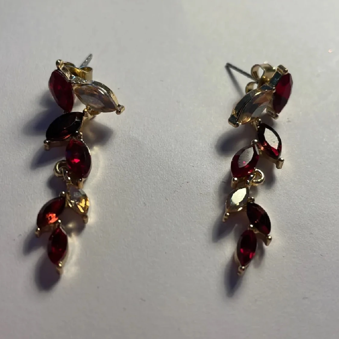 Guldörhängen med röda och klara stenar - 90