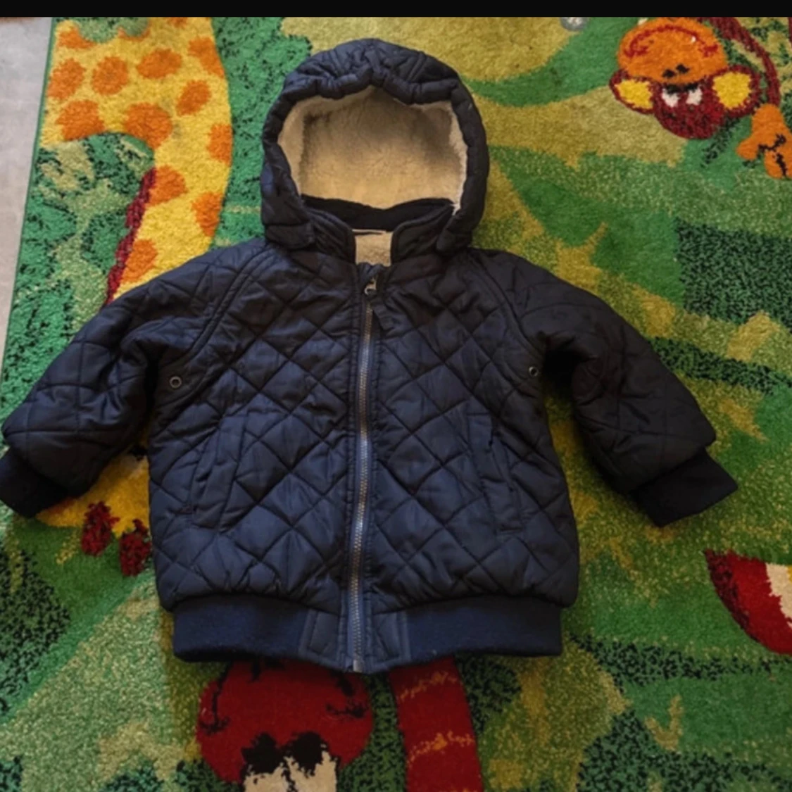 Blå quiltad jacka med huva