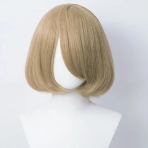Cosplay wig - Mörk blonde peruk som använts till Jean från attack on titan. Den har kommit till användning en gång. Den första bilden är för att visa vilken färg den är för min kamera är knasig och ville inte ta in rätt färg🫡 stylingen kan man se på de sista bilderna!! (Pälsdjur finns i hemmet🐈‍⬛)