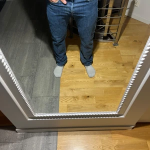 501 Levi's jeans - Säljer ett par klassiska blå jeans från Levi's med fyra fickor och en bekväm passform. De har en traditionell design med knappgylf och bälteshällor. Perfekta för en avslappnad stil.