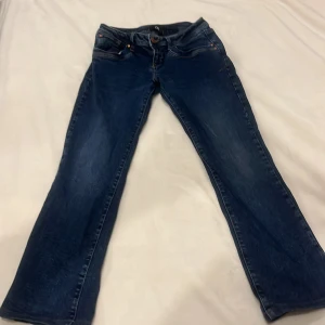 Blå bootcut, lowwaist jeans  från LTB valerie - Snygga blå jeans från LTB med klassisk femficksdesign och knappgylf. 