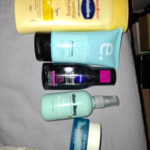 Hudvårdsprodukter Clarins Cetaphil Nivea Human+Kind - Samling av hudvårdsprodukter inklusive Vaseline Essential Healing lotion, e. Essentials Exotic body lotion, Nivea micellärt vatten, Balsamspray Alfons Åberg Clarins ansiktskräm, Cetaphil ansiktslotion och Human+Kind kroppsolja med lavendel. Det är hälften kvar minst i Clarins och resten är fulla eller snudd på!