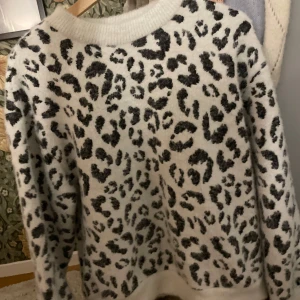 Leopard stickad tröja - Super snygg, skön stickad leopard tröja. Unga defekter eller spår av användning. Storleken är 10 vilket jag tycker motsvarar M. Skriv för flera frågor💞💞