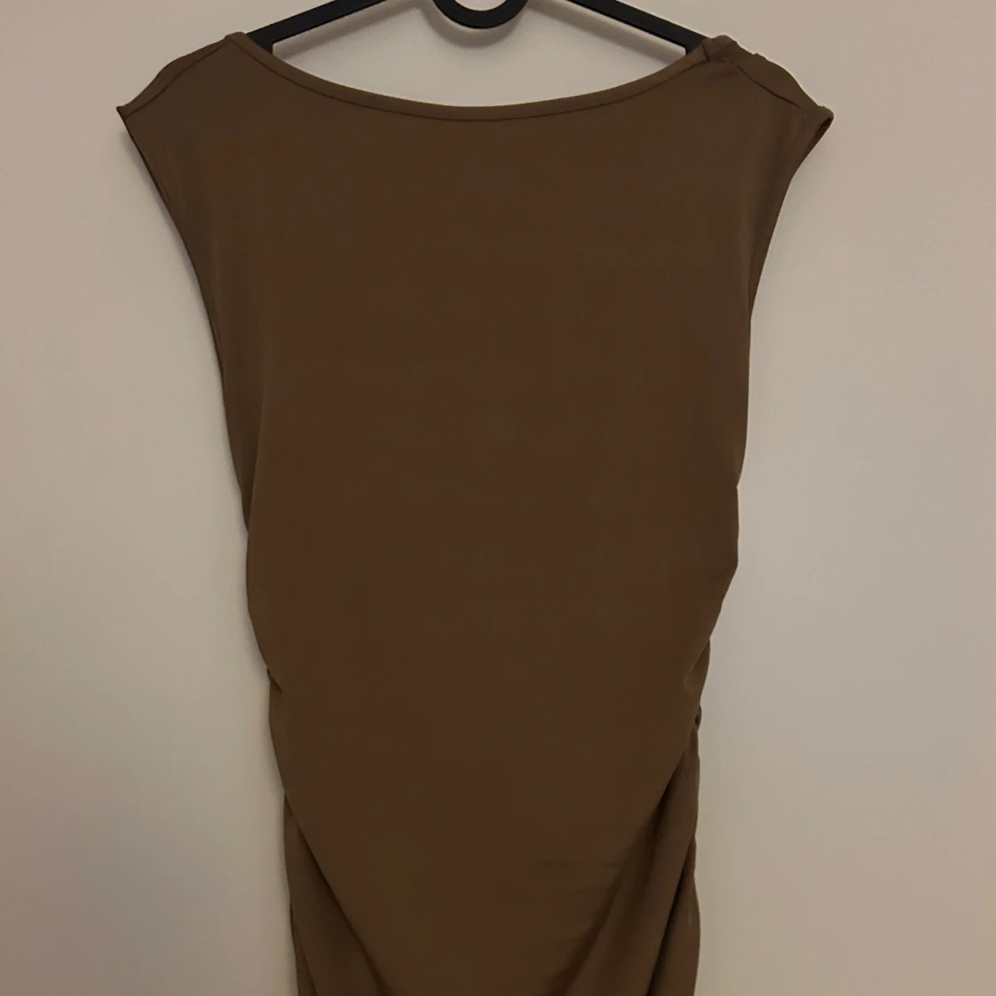 Brun ärmlös klänning