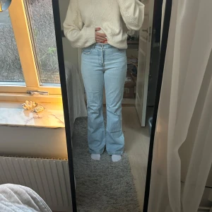 Ljusblå bootcut jeans - Säljer ett par ljusblå bootcut jeans med hög midja. De har en klassisk femficksdesign och är perfekta för en avslappnad stil. Långa jeans. Midjemått 76cm innerbenslängd 85cm.