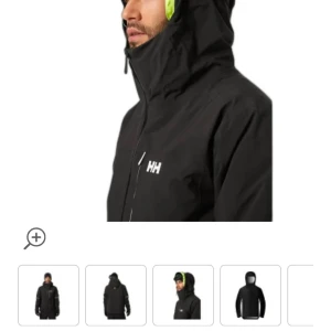 Svart jacka från Helly Hansen - Helly Hansen Odin Mountain Infinity Pro jacka  Storlek: M  Använd under sammanlagda 2 veckors skidåkning och är i nyskick. Köpt på Helly Hansen butiken i Stockholm. Kan posta eller mötas upp i centrala Stockholm. Köparen står för frakt.   Jackan har både många fickor på utsidan och insidan, samt ett liten duk i yttre ficka för att torka av goggles med. Man kan även öppna jackan på sidan för bättre ventilation.   Nypris: 5300kr  
