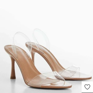 Beige klackskor med transparenta remmar - Snygga beige klackskor med transparenta remmar och öppen tå. Köpta från mango i sommras men har ej kommit till användning därav säljs dom. Klacken är 9cm och skorna är mycket bekväma. Har använts 1 gång, villket ses på sulan men annars i mycket bra skick. Är vanlig viss storlek 38 men just dessa klackar är köpta i storlek 39. Därav skulle de kunna passa båda dig som har storlek 38 och 39. Ny pris 419 på Zalando( finns inte på mangos hemsida) säljs för 200