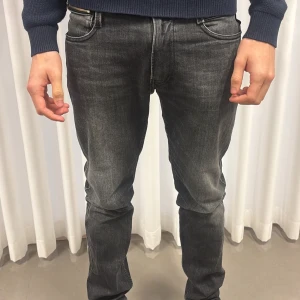 Replay herr jeans - Snygga och trendiga jeans från Replay💙 W32 L32 Modellen på bilden är 184cm Tveka inte att höra av dig till oss för fler frågor💙
