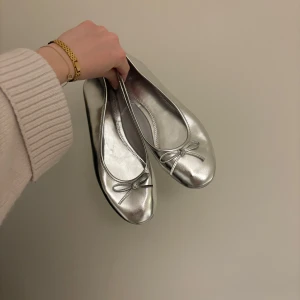 Silvriga ballerinaskor - Supersöta silvriga ballerinaskor från h&m, helt slutsålda🥰