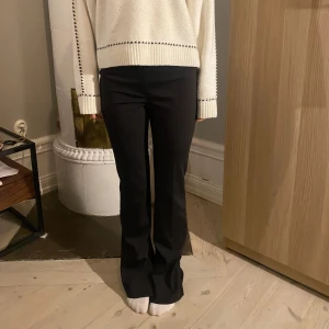 Kostymbyxor bootcut  - Svarta stilrena kostymbyxor som går att ha till allt. Perfekt till nyår men även till vardagliga samanhang. Endast använd en gång förra nyåret. Den har en liten slits på insidan, där den på ena har gått upp lite längre än den andra. Men detta syns inte framtill eft det är på insidan av benen💕💓💗