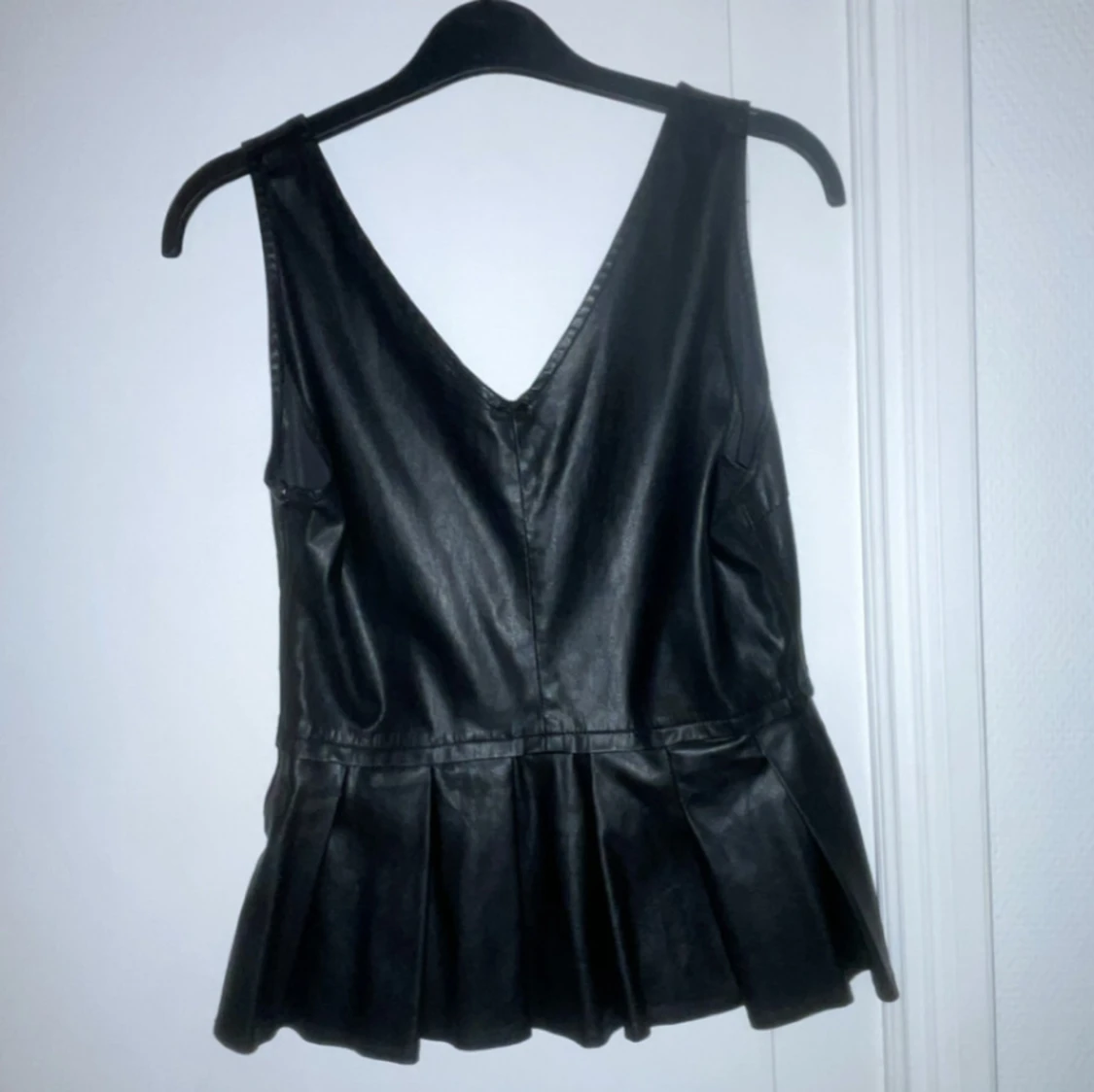 Svart skinntopp med v-ringning - 90