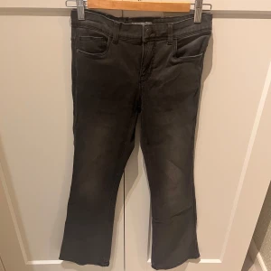 Svarta jeans från Name It -  Svarta jeans från Name It i storlek 158. Nästan helt nya, knappt använda.
