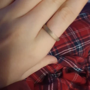 Guld och champagne färgad ring - Elegant guldfärgad och champagne färgad ring med en slät och glittrig yta. Perfekt för att lägga till en touch av stil till din look. Enkel och tidlös design som passar alla tillfällen.