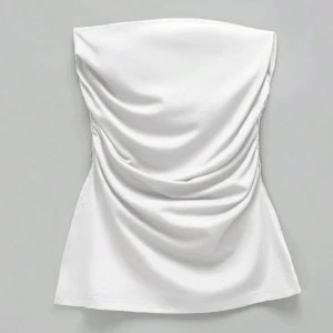 Vit tubtopp - Snygg vit tubtopp med draperad design. Perfekt för en stilren och modern look. Passar bra till både jeans och kjol.