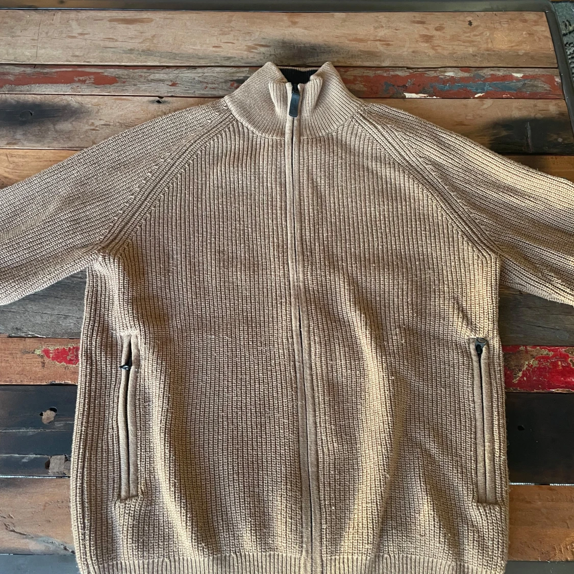 Beige stickad tröja från J.Lindeberg