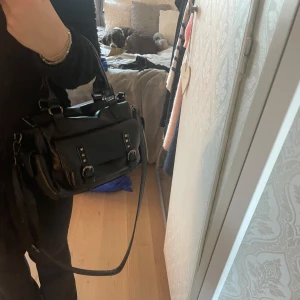 Nit väska  - Säljer denna snygga väska då den inte kommer till någon användning 🤞🏻🤞🏻