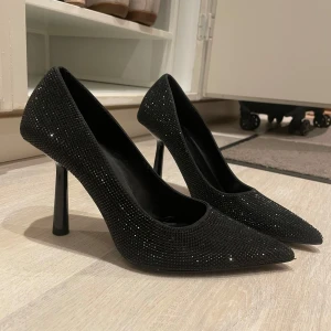 Klackskor Zara - Klackar från Zara med strass i storlek 37, använda 1 gång, jättebra skick