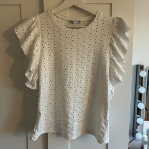 Bit blus - Vit blus från zara! Bra skick och nästan oanvänd