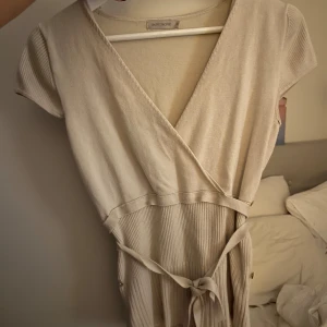 Fin tröja - Fin beige tröja perfekt till ett par lågmidjade jeans