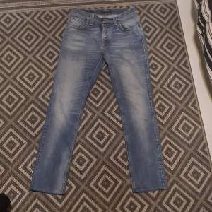 Säljer ett par snygga nudie jeans i  storleken 30/32 och i modellen grim trim, bra skick 10/10 för dom är inte andvända för dom va för små för mig, skriv om du har nån fråga eller vill ha nån mer bild.