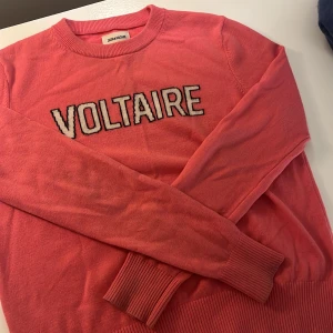 Zadig Voltaire tröja  - Super fin kaschmir tröja från Zadig Voltaire. Tröjan är i bra skick och jag köpte den för 1700kr men säljer den nu för 1200kr.