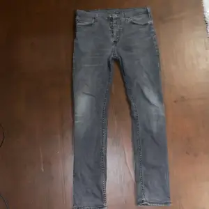 Säljer dessa skit snygga jeans. Märket är Lee. Storleken är W34 L34,180cm. Färgen är grå med snygg wash på dem. Hör av dig vid mer frågor eller bilder