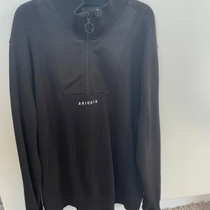 Axel Arigato 1/4 Zip - Väldigt snyggt Arigato zip tröja, jätte bra skick, kvitto finns 