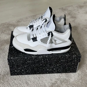 Air Jordan 4 Military Black - Hej, försöker sälja dessa skor eftersom de passar inte längre. Använt 3-4 gånger. Köpt för 5500kr. Skicket är jätte bra skulle säga 8.5/10 eller 9/10 Storlek 41. Du får lådan på köpet. Pris kan diskuteras.