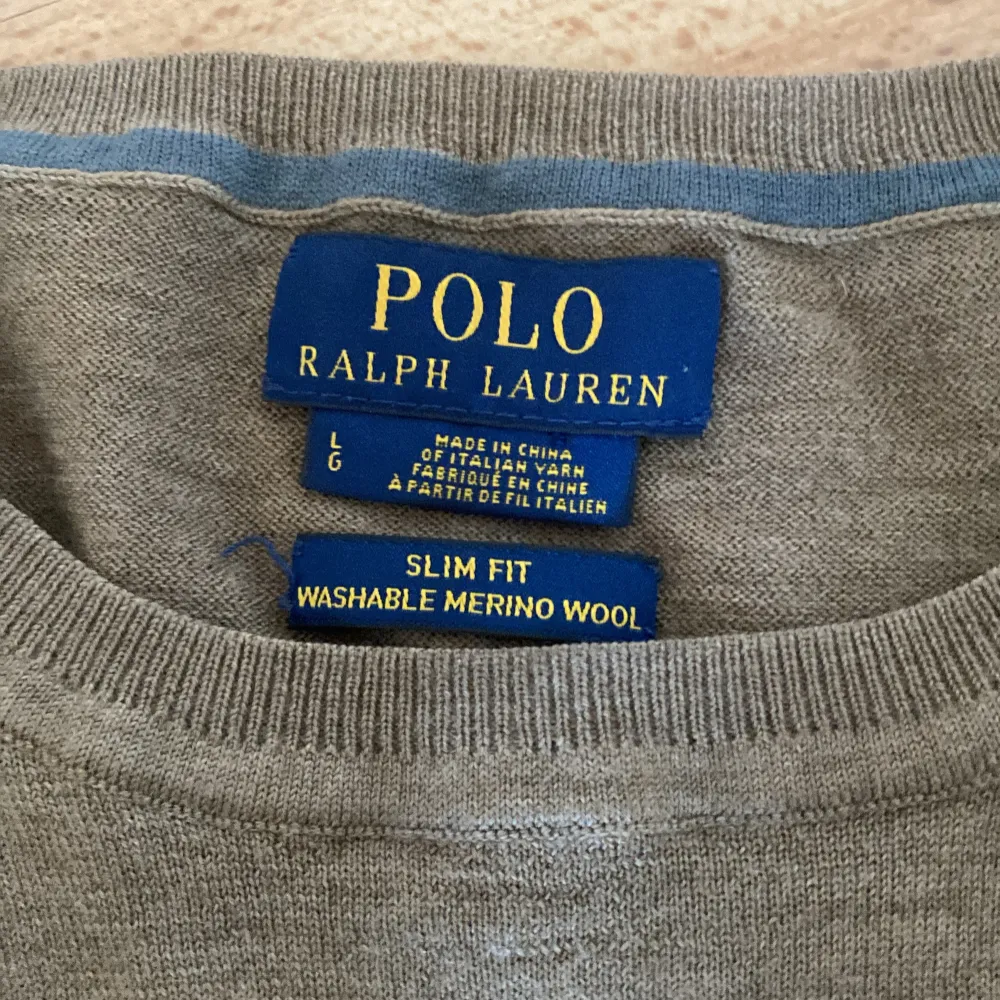 Ass fett Ralph lauren tröjan nu för hösten!🔥✅ enda problemet med den är vid tagen att den har går upp lite. men det går att klippa av!😁 Priset går att diskuteras🤙. Tröjor & Koftor.