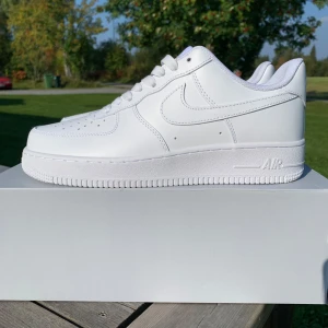 Air Force One  - Säljer dess air force one. De har aldrig blivit använda. Skorna är i storlek 43. Skick 10/10. Kan sänka priset vid snabb affär 💸