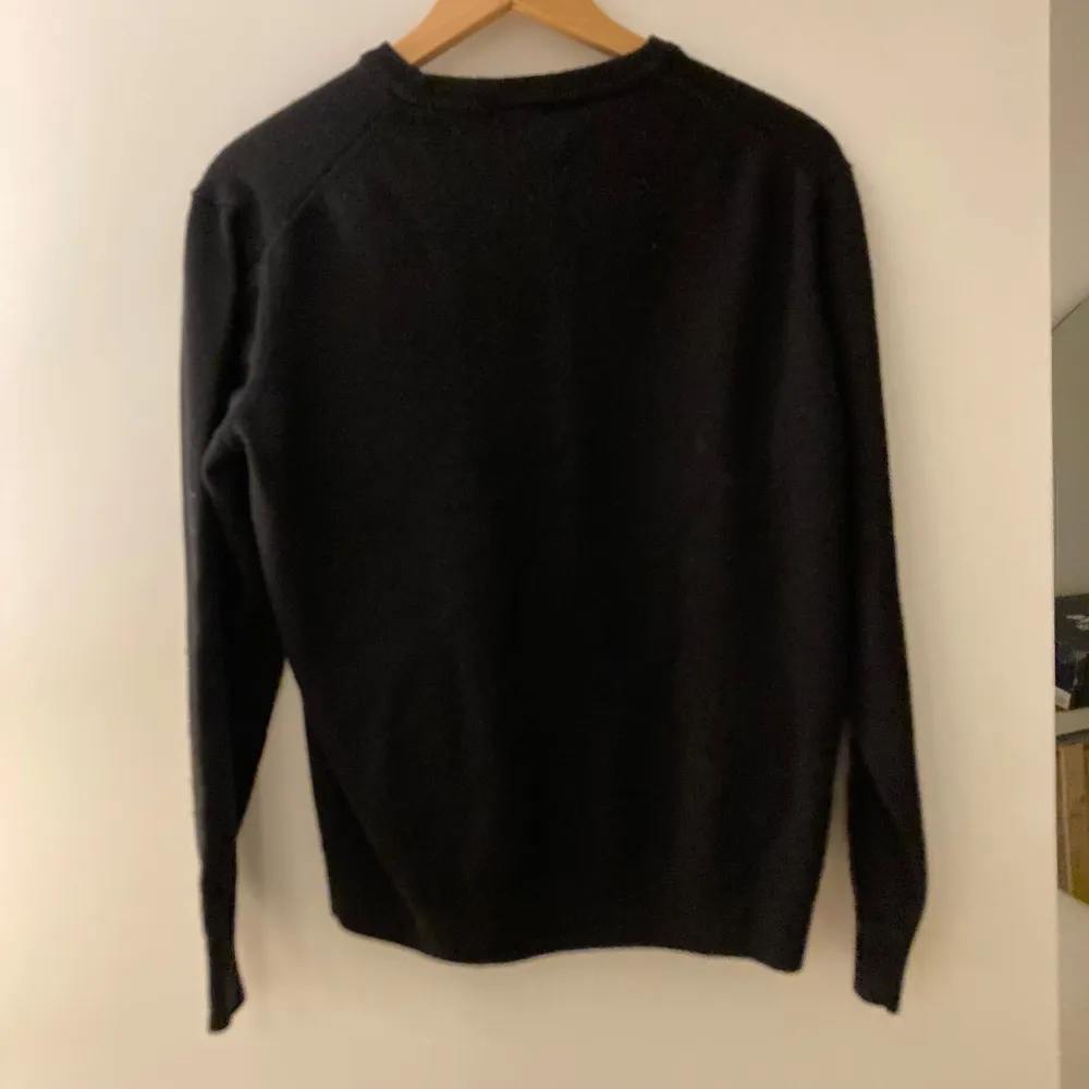 Lacoste sweater i bra skick säljes pga passar mig inte längre. Storlek S, mått kan fås på begäran. . Tröjor & Koftor.