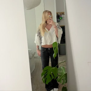 Topp - Jättefin vit topp med svarta detaljer!