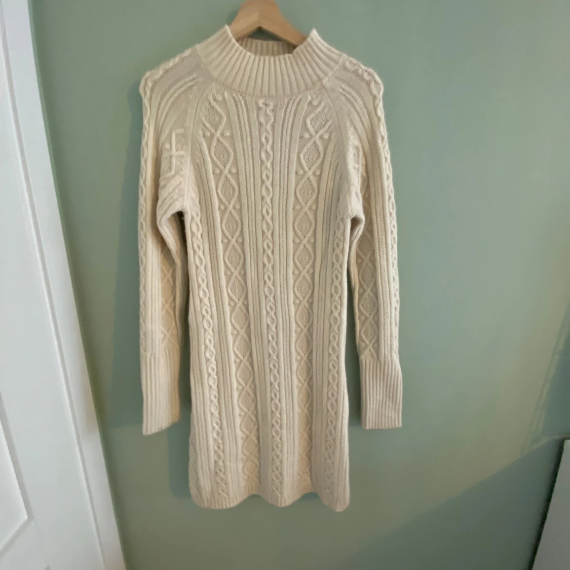 Beige stickad klänning från Zara - 92