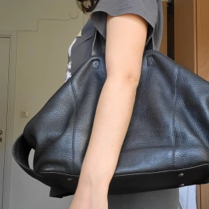 Stor svart väska - Stor svart läder handväska med tre fack. Väskan är ca 40 cm bred och är perfekt till skolan/jobbet!