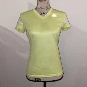 Träningströja - • Nyskick (aldrig använd) förutom en liten tråddragning på ryggen  • Upplevs som 36 (står S) • Passform Smal - Normal • Bild 2 och 5 visar färgen bäst  • Tunt och luftigt trängingstyg • Fråga gärna!