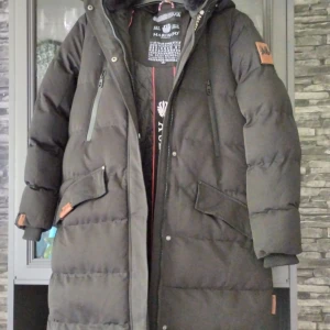 Jacka Marikoo - En i princip ny jacka från märket Marikoo från zalando i storlek S. Använd MAX 5 gånger på sin höjd. Inköpt för 1.800:-. Du lär inte frysa i vinter med denna då den ör både lång och väldigt tjock.